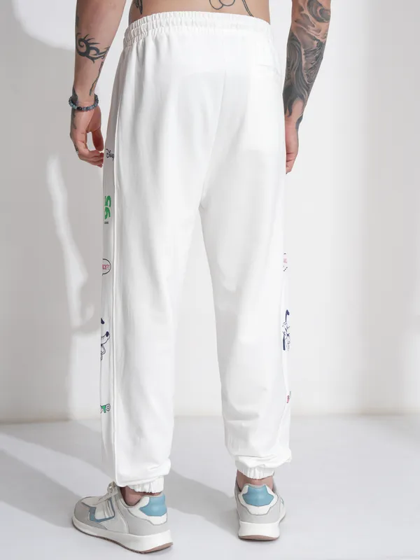 Disney By Highlander Men Off White Mickey Mouse Loose Fit Solid Joggers