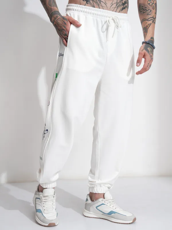 Disney By Highlander Men Off White Mickey Mouse Loose Fit Solid Joggers