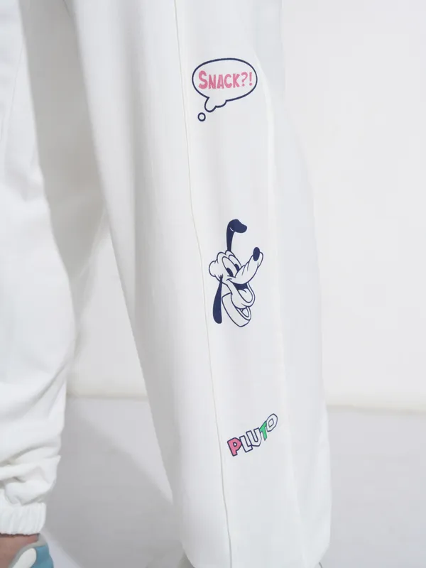 Disney By Highlander Men Off White Mickey Mouse Loose Fit Solid Joggers