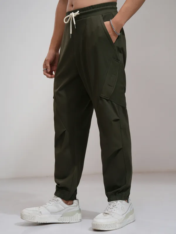Highlander Men Olive Tapered Fit Solid Joggers