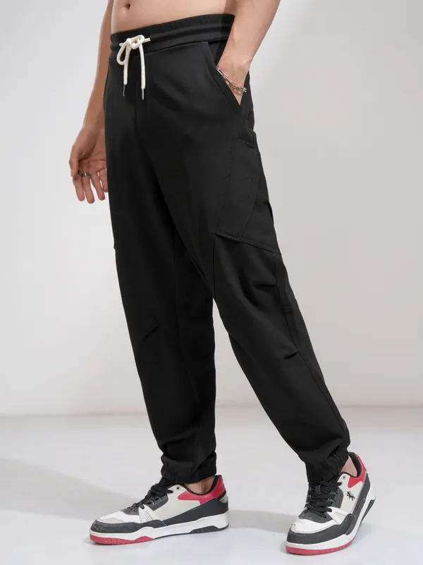 Highlander Men Black Tapered Fit Solid Joggers