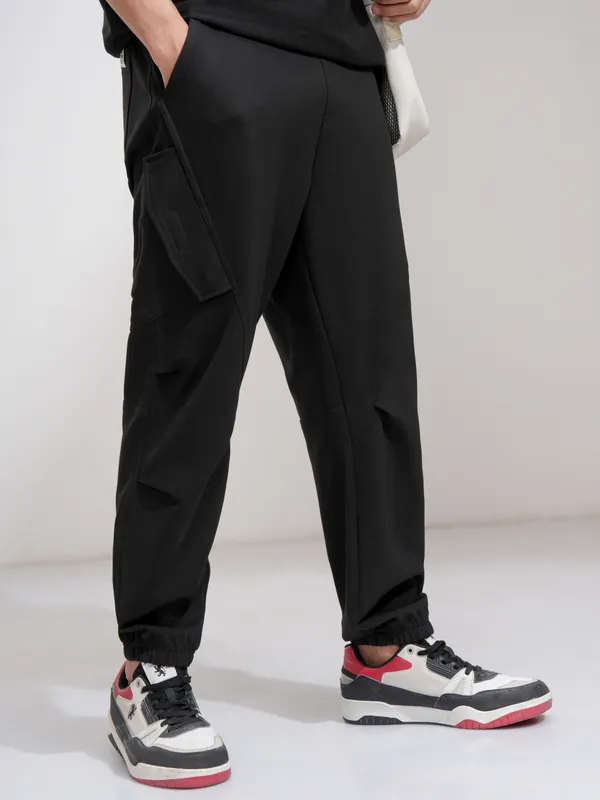 Highlander Men Black Tapered Fit Solid Joggers