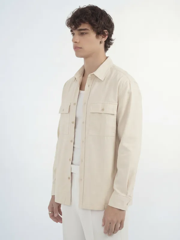 Highlander Men Cream Solid Relaxed Fit Casual Shirt