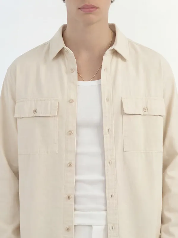 Highlander Men Cream Solid Relaxed Fit Casual Shirt