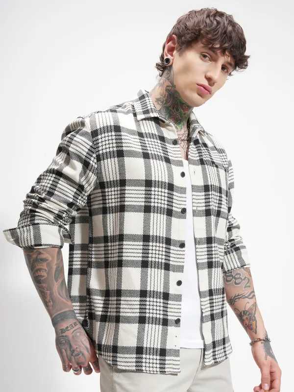 Highlander Men Cream Checked Relaxed Fit Casual Shirt