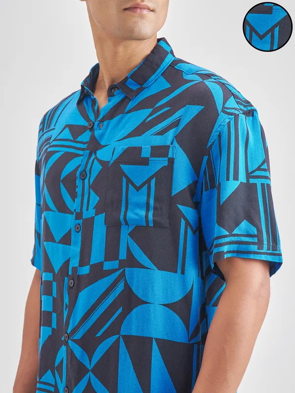 Highlander Men Blue Printed Oversized Fit Casual Shirt