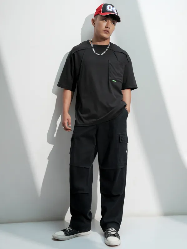 Highlander Men Black Solid Round Neck Oversized Fit T-Shirt