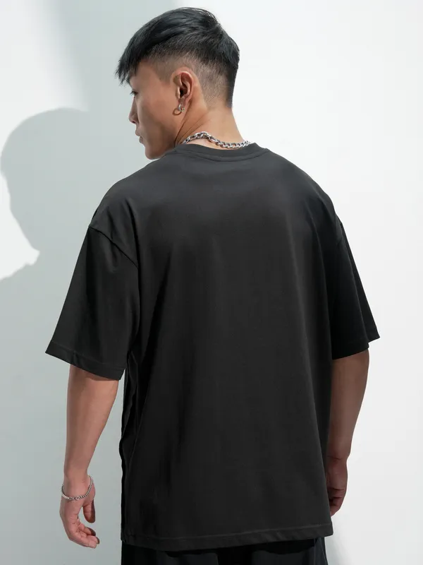 Highlander Men Black Solid Round Neck Oversized Fit T-Shirt