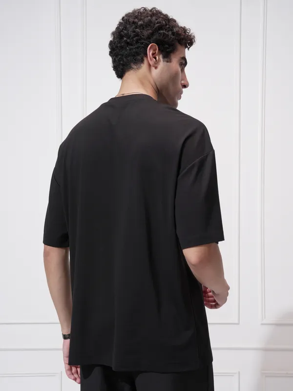 Highlander Men Black Solid Round Neck Oversized Fit T-Shirt