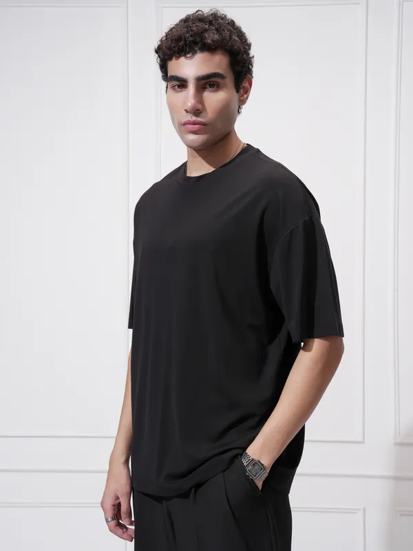 Highlander Men Black Solid Round Neck Oversized Fit T-Shirt