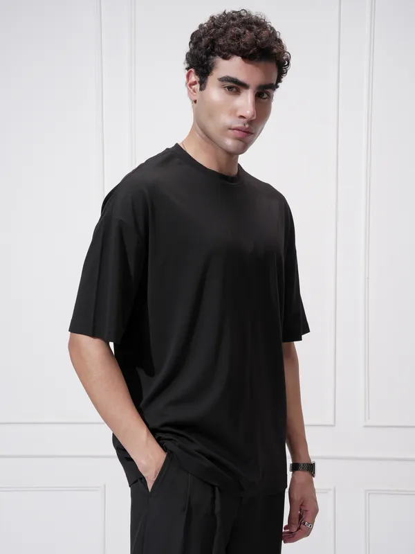 Highlander Men Black Solid Round Neck Oversized Fit T-Shirt