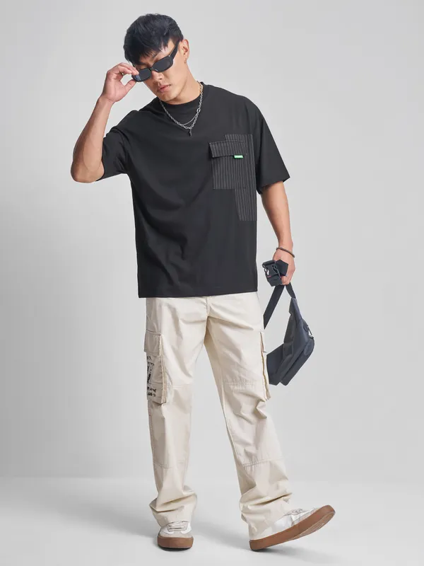 Highlander Men Black Solid Round Neck Oversized Fit T-Shirt