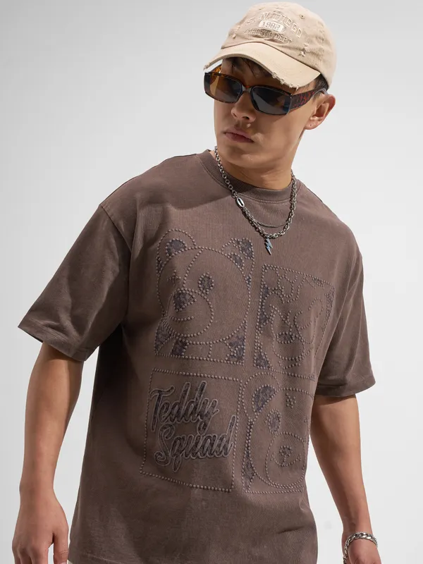 Highlander Men Brown Applique Round Neck T-Shirt