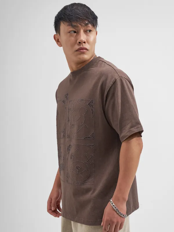 Highlander Men Brown Applique Round Neck T-Shirt