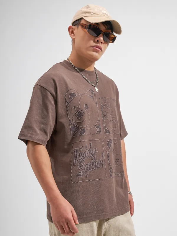 Highlander Men Brown Applique Round Neck T-Shirt