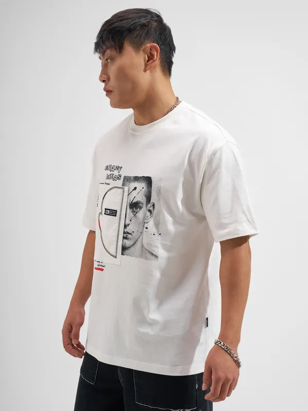 Highlander Men White Applique Round Neck T-Shirt