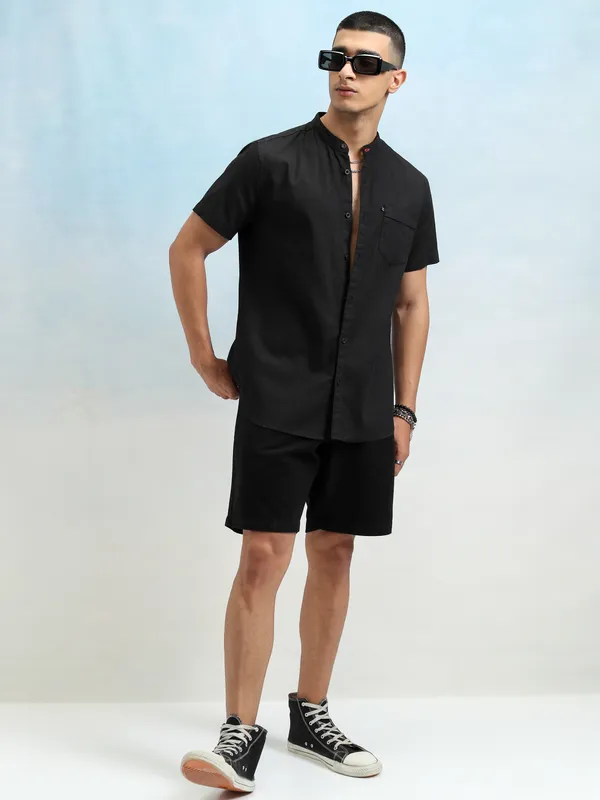  Highlander Men Black Solid Slim Fit Casual Shirts