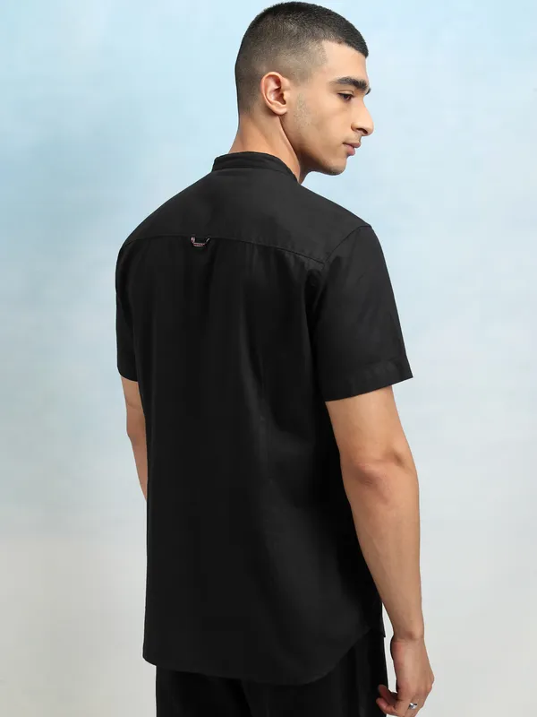  Highlander Men Black Solid Slim Fit Casual Shirts