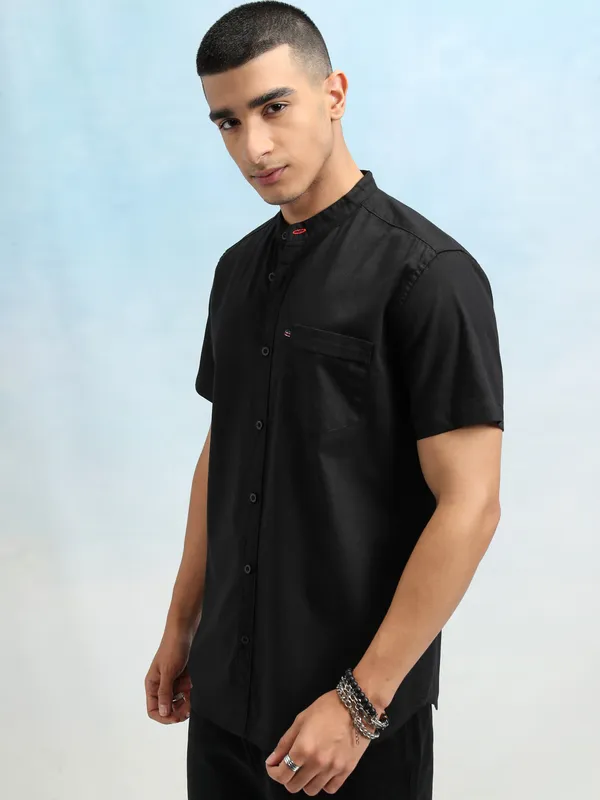  Highlander Men Black Solid Slim Fit Casual Shirts