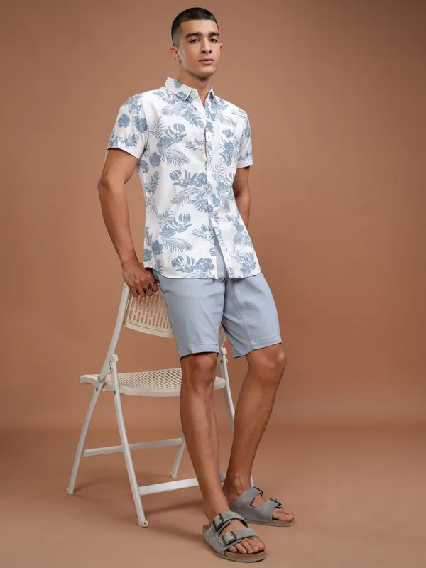  Highlander Men White Printed Slim Fit Casual Shirts