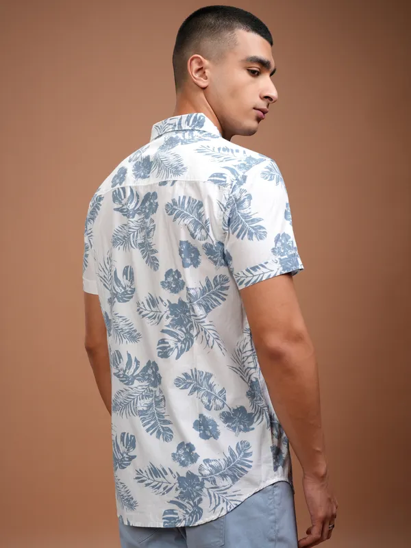  Highlander Men White Printed Slim Fit Casual Shirts