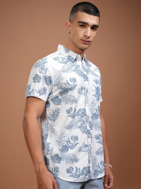  Highlander Men White Printed Slim Fit Casual Shirts