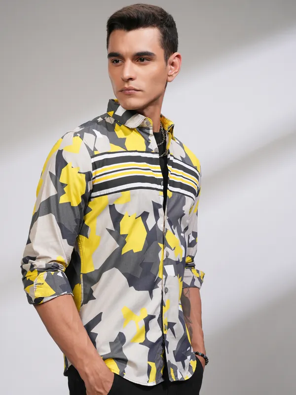  Highlander Men Olive Printed Slim Fit Casual Shirts