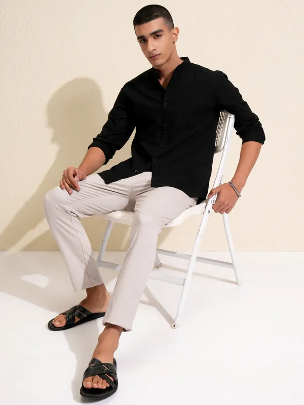 Highlander Men Black Solid Regular Fit Casual Shirt