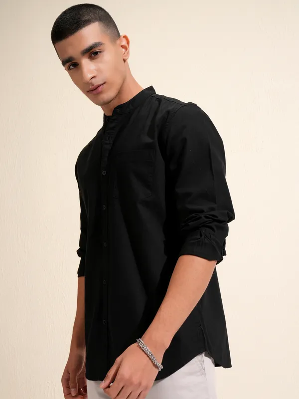 Highlander Men Black Solid Regular Fit Casual Shirt