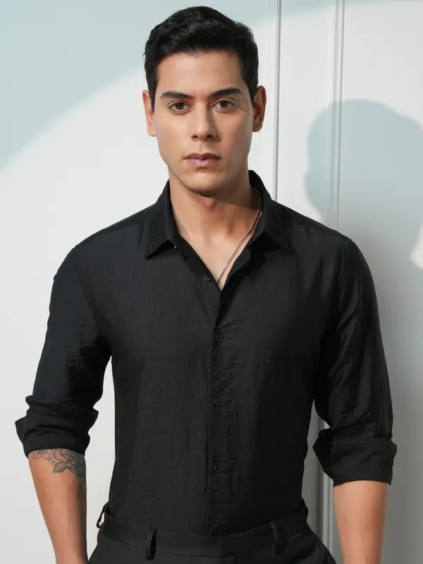 Highlander Men Black Solid Slim Fit Casual Shirt