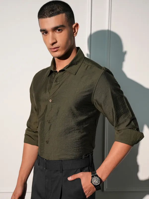 Highlander Men Olive Solid Slim Fit Casual Shirt