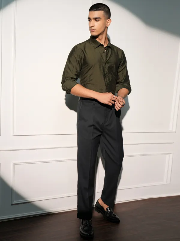 Highlander Men Olive Solid Slim Fit Casual Shirt