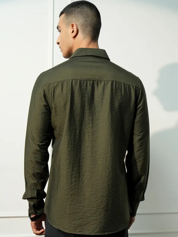 Highlander Men Olive Solid Slim Fit Casual Shirt