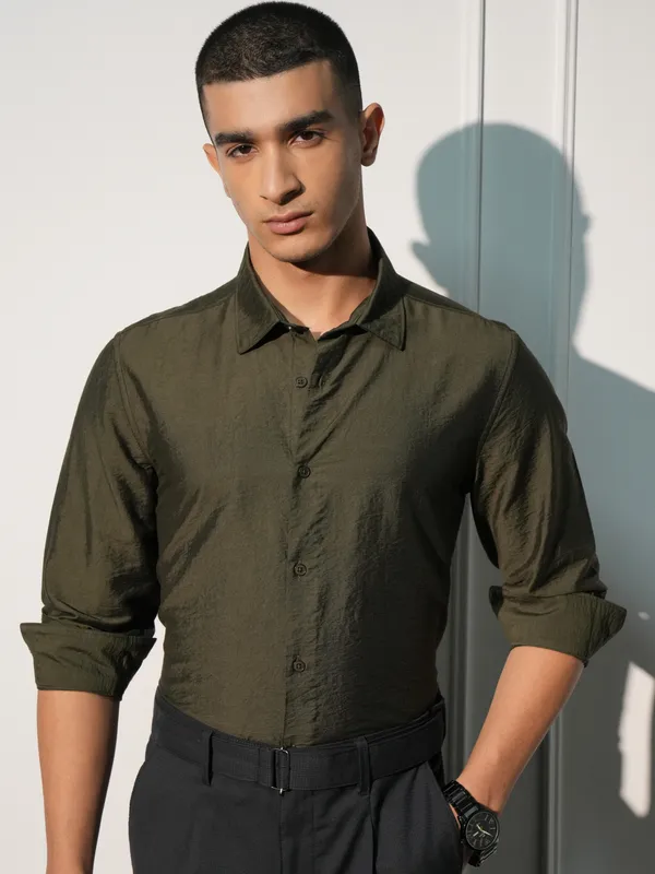 Highlander Men Olive Solid Slim Fit Casual Shirt
