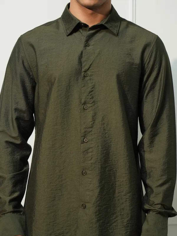 Highlander Men Olive Solid Slim Fit Casual Shirt