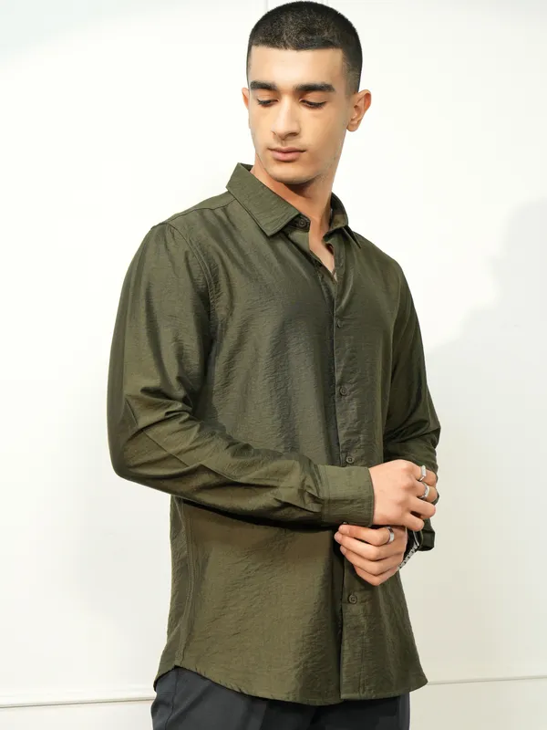 Highlander Men Olive Solid Slim Fit Casual Shirt