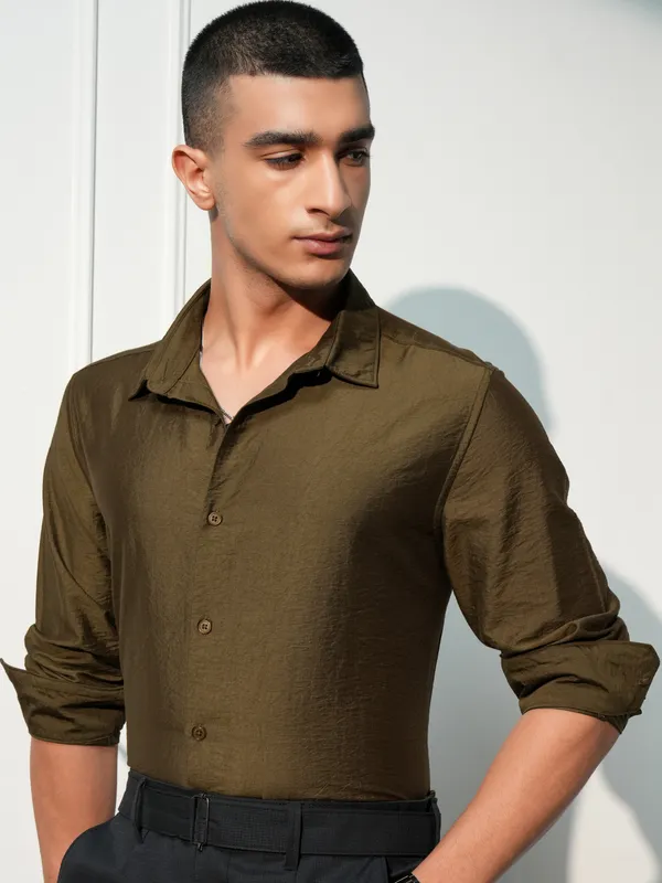 Highlander Men Brown Solid Slim Fit Casual Shirt