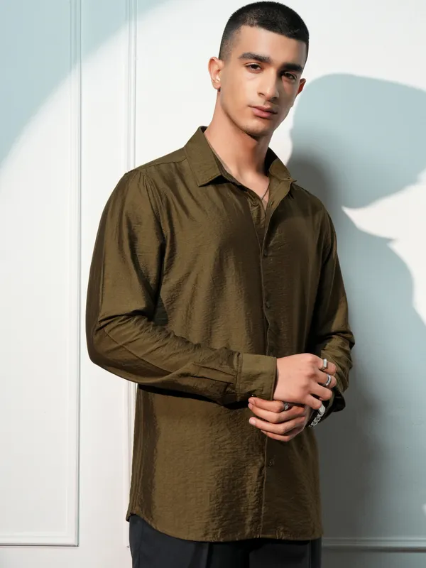 Highlander Men Brown Solid Slim Fit Casual Shirt