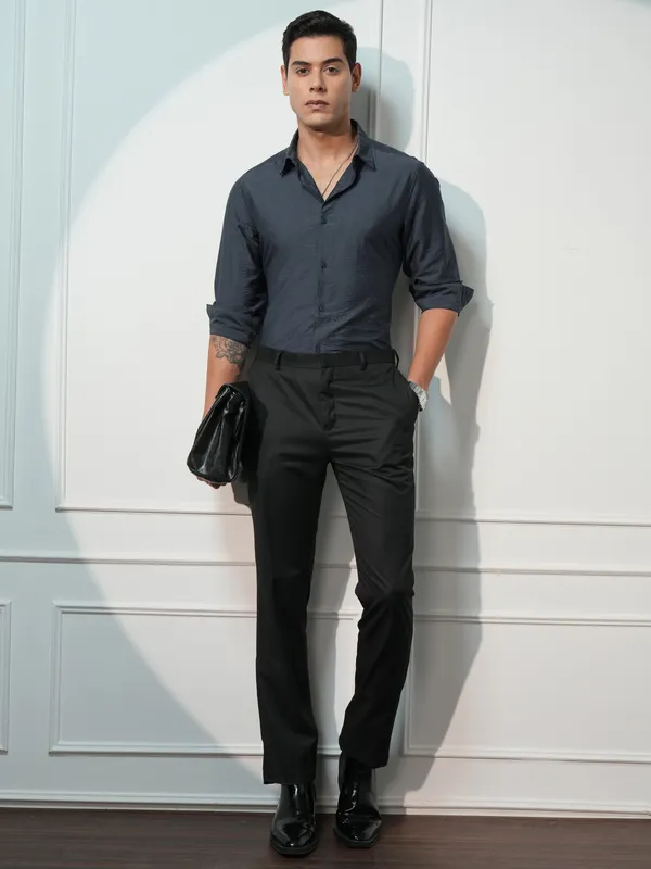 Highlander Men Blue Solid Slim Fit Casual Shirt