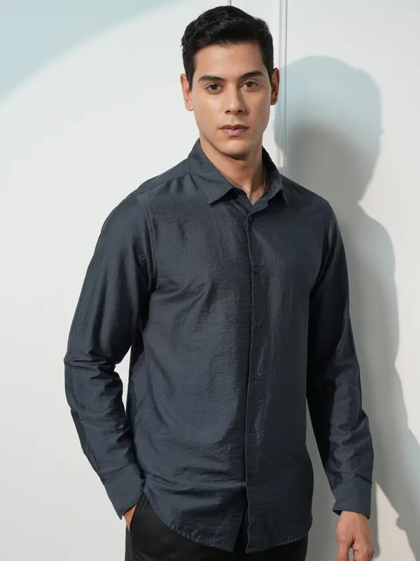 Highlander Men Blue Solid Slim Fit Casual Shirt