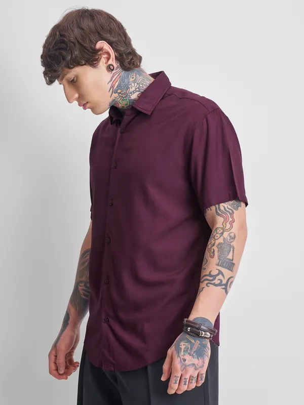 Highlander Men Burgundy Solid Relaxed Fit Casual Shirt