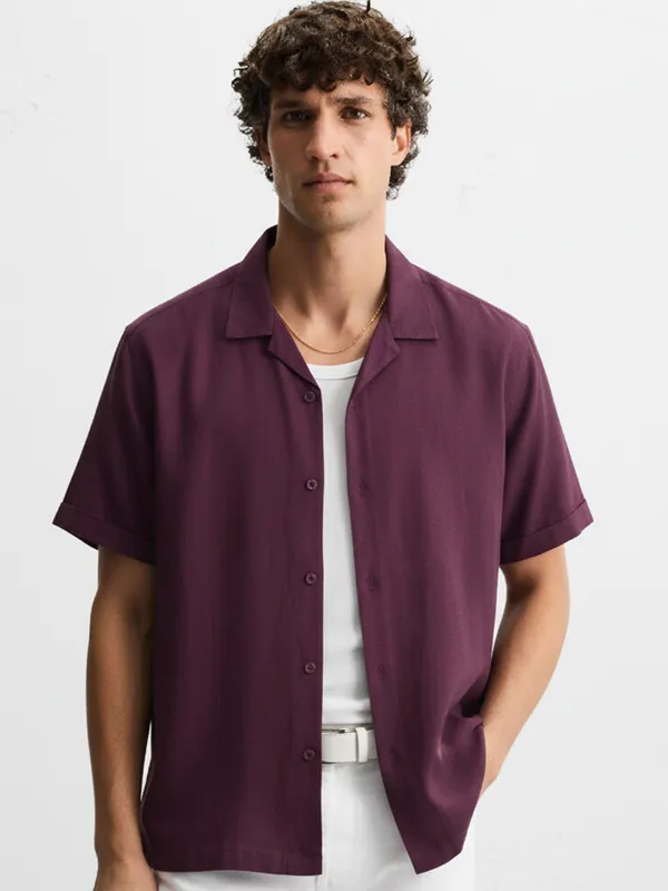 Highlander Men Maroon Solid Relaxed Fit Casual Shirt