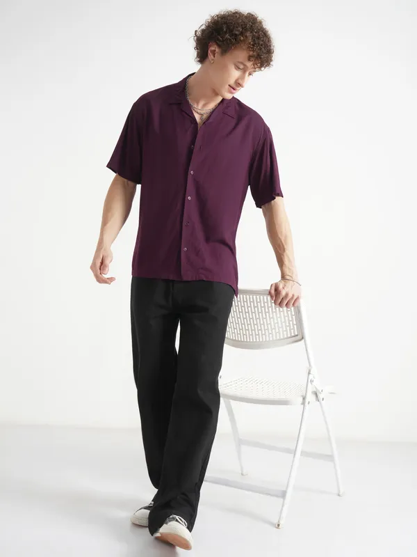 Highlander Men Maroon Solid Relaxed Fit Casual Shirt