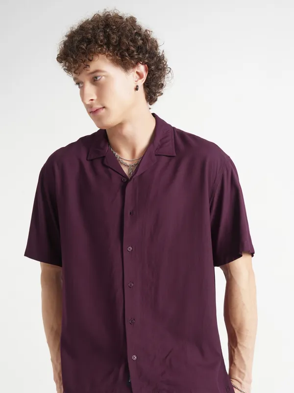 Highlander Men Maroon Solid Relaxed Fit Casual Shirt
