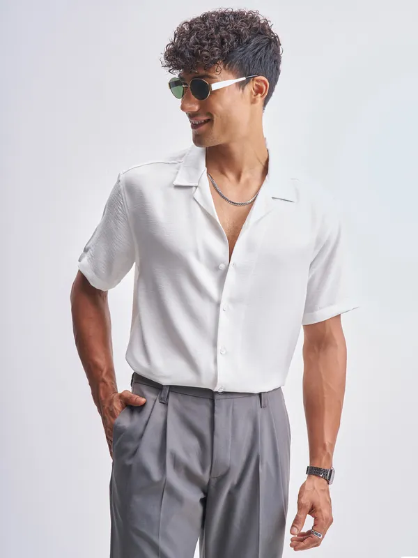 Highlander Men White Solid Relaxed Fit Casual Shirt