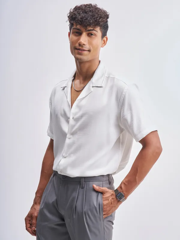 Highlander Men White Solid Relaxed Fit Casual Shirt