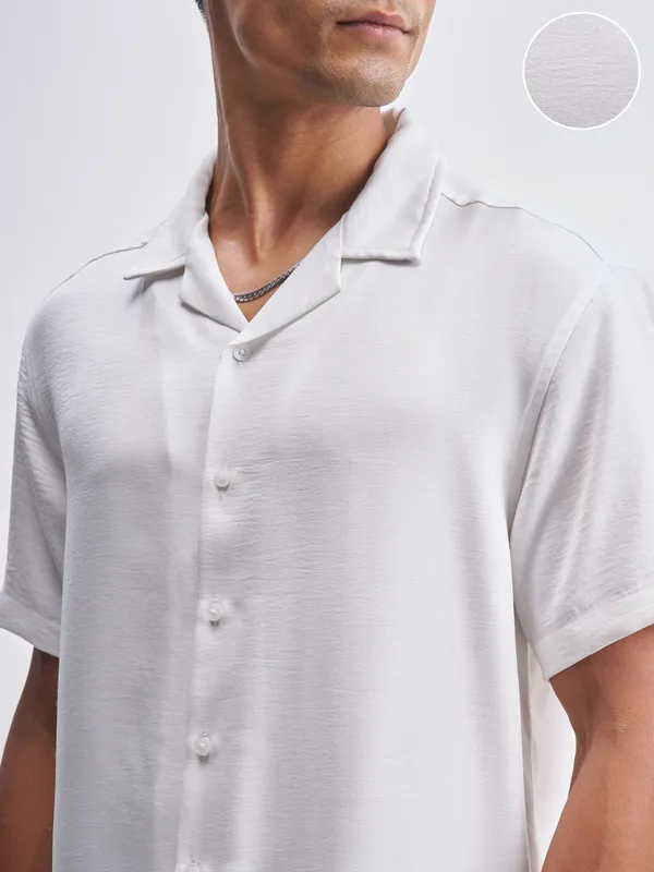 Highlander Men White Solid Relaxed Fit Casual Shirt