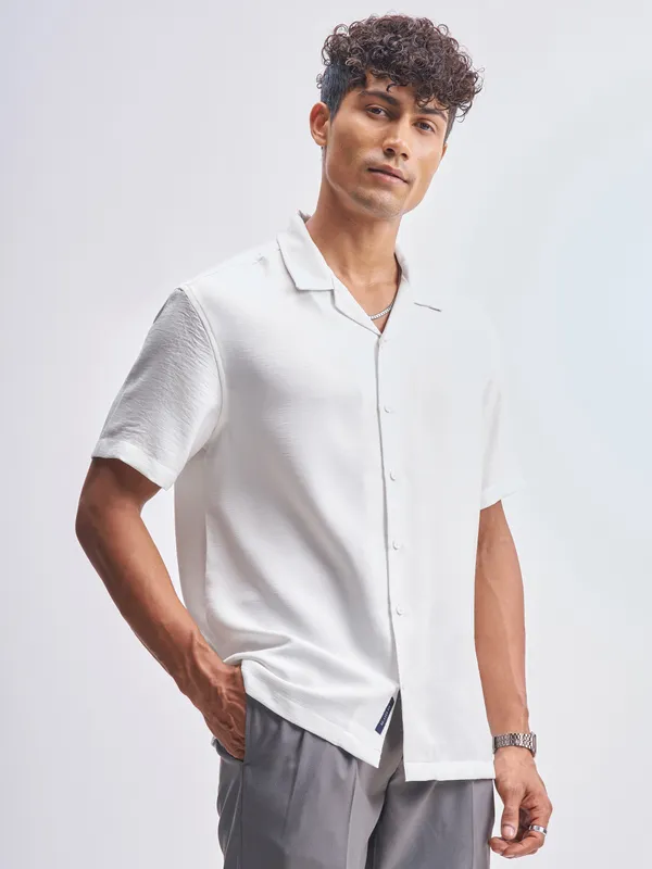 Highlander Men White Solid Relaxed Fit Casual Shirt