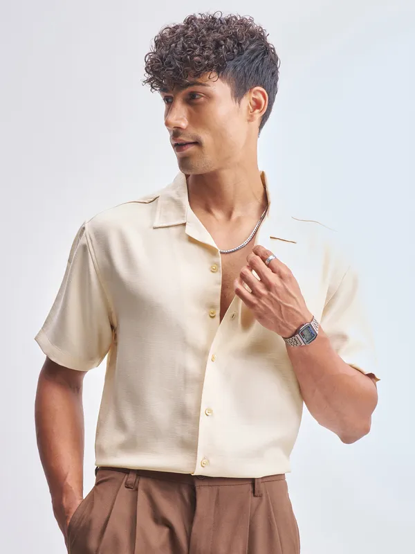Highlander Men Cream Solid Relaxed Fit Casual Shirt