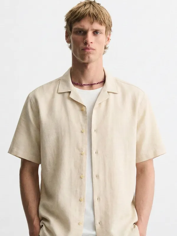 Highlander Men Cream Solid Relaxed Fit Casual Shirt